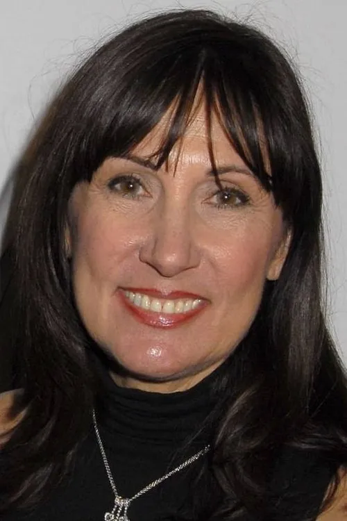 Pamela Serpe interpretando a Cousin Toby