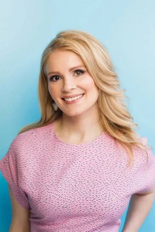 Pamela Tola interpretando a Aino