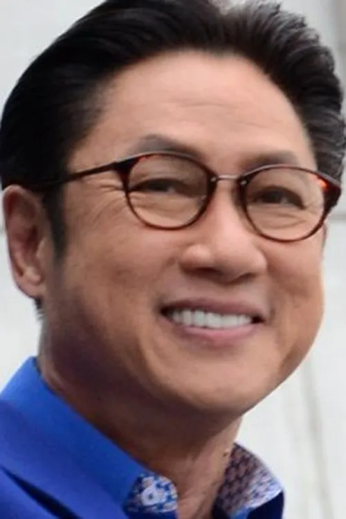 Panya Nirankun interpretando a 