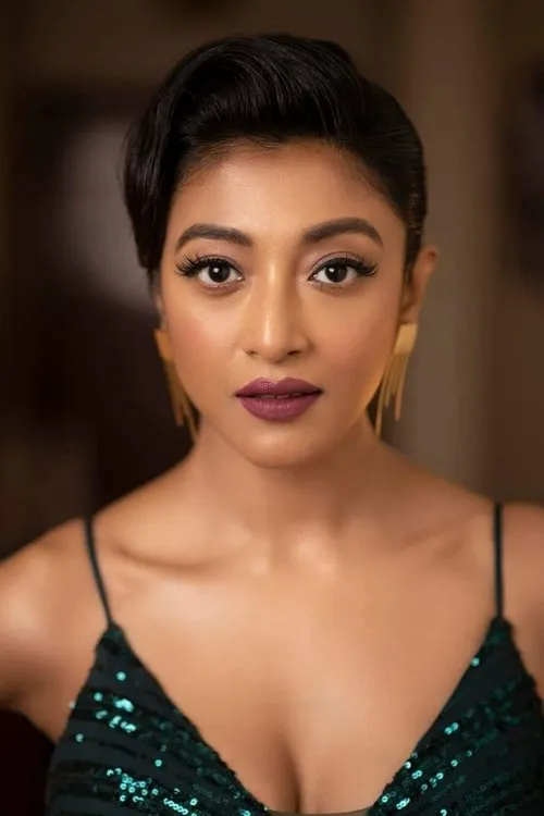 Paoli Dam interpretando a Ramona Chatterjee