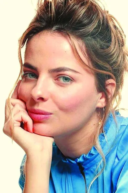 Paolina Biguine interpretando a Deborah White