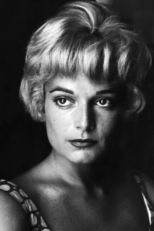 Pari Leventi interpretando a 