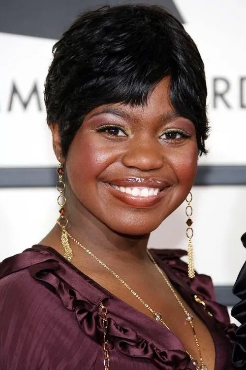 Paris Bennett interpretando a Elyse