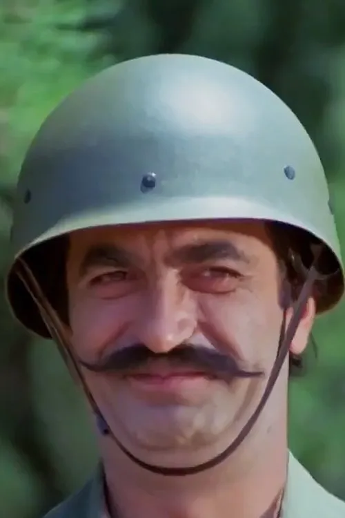 Paris Labrakos interpretando a 