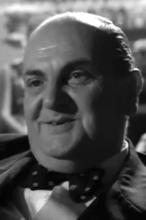 Paris Pappis interpretando a Polykarpos Sainis