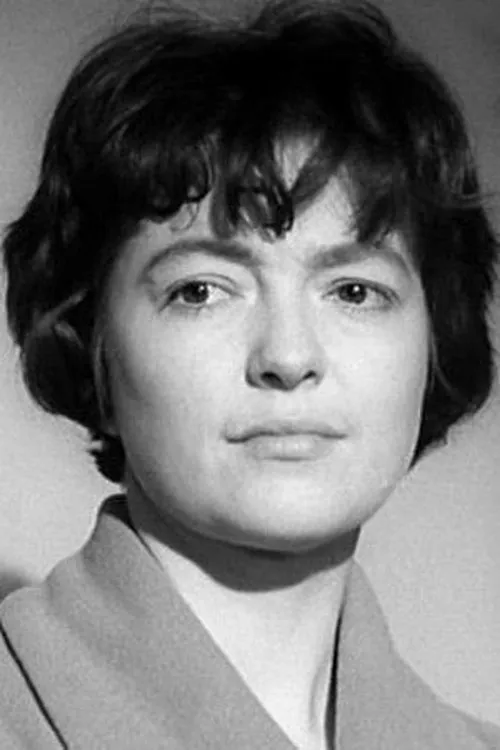 Pat Keen interpretando a Mrs. Bedlow