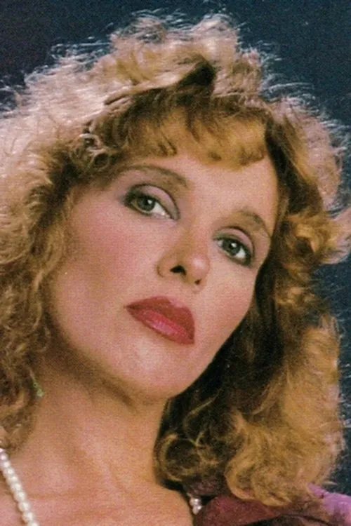 Pat Manning interpretando a Pat, the Girlfriend