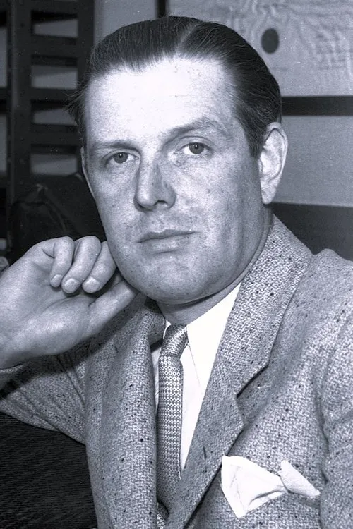 Pat Somerset interpretando a Capt. Roland Saunders