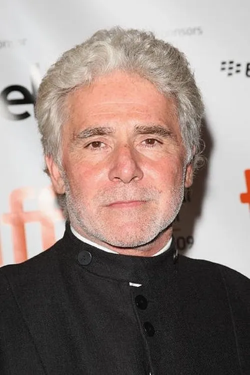 Patrice Valota interpretando a Baron Raoul