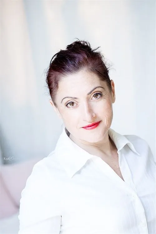 Sandrine Salyères ha trabajado con Patricia Samuels en 1 ocasiones