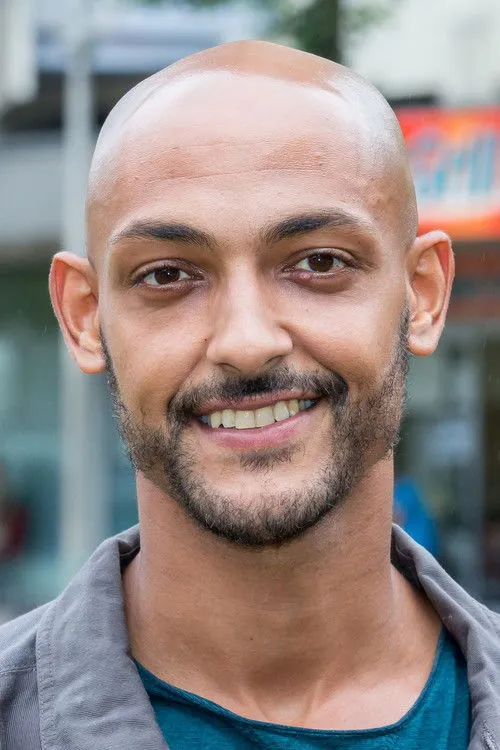 Patrick Abozen interpretando a 