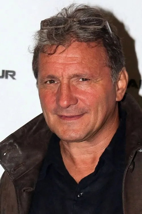 Patrick Adler interpretando a Mme Renée