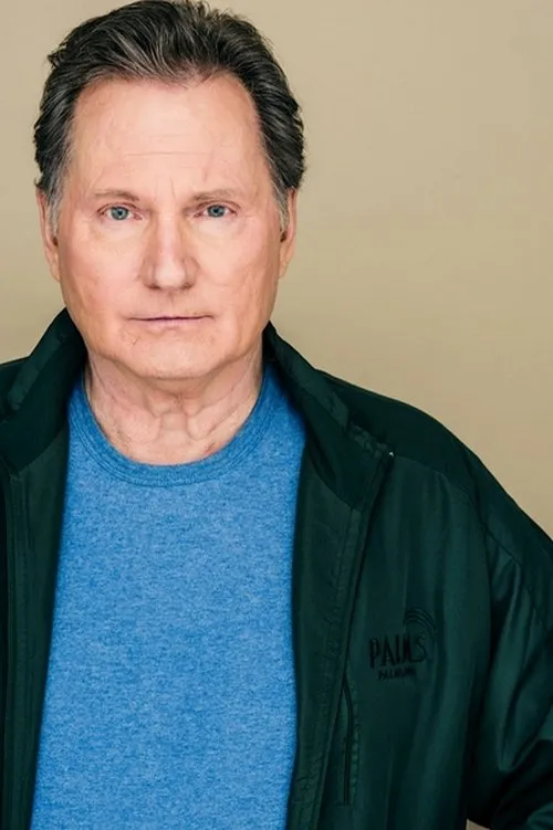 Patrick Dollaghan interpretando a Deputy Monaghan