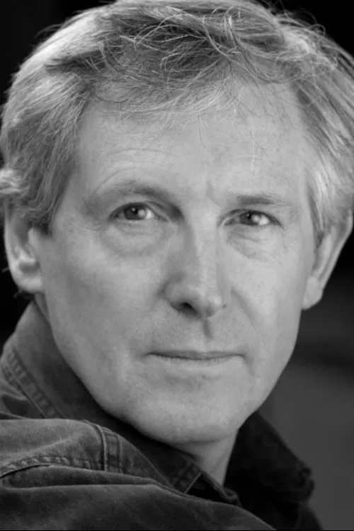 Patrick Drury interpretando a Paul Whittier