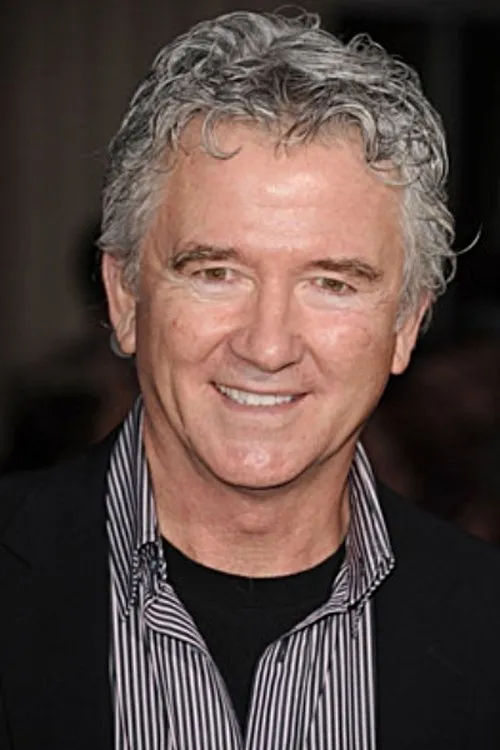 Patrick Duffy interpretando a Mayor Evans