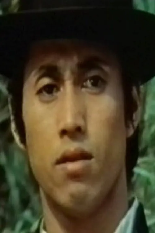 Patrick Kim Jin-Pal interpretando a Hwang Lung