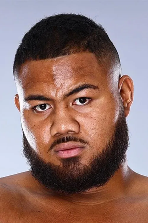 Patrick Mailata interpretando a Self