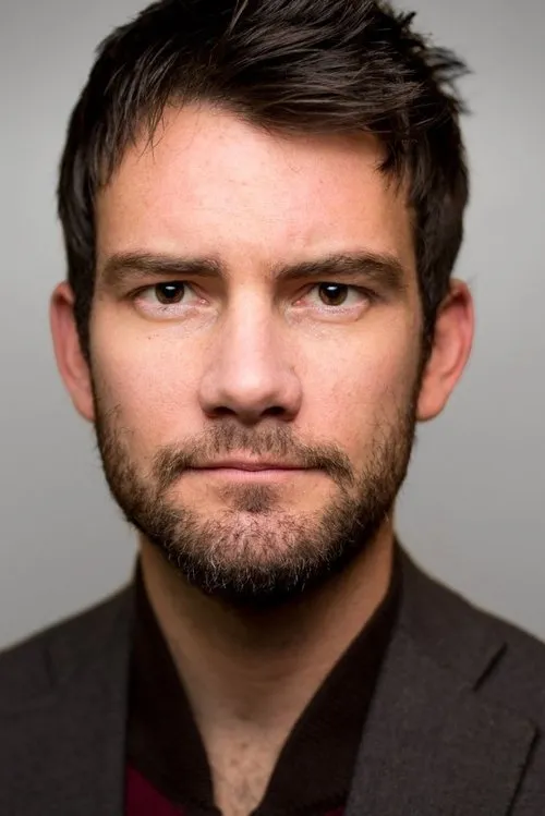 Patrick McFadden interpretando a Kenny