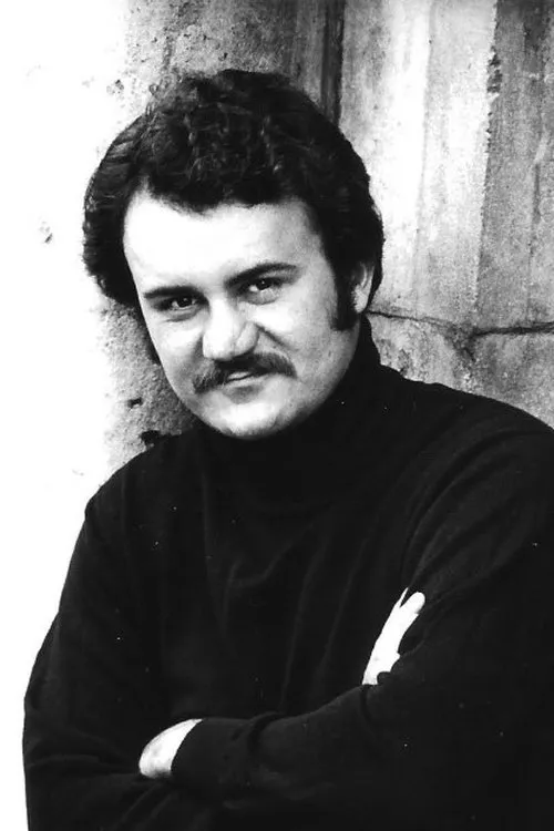 Patrick Monckton interpretando a Emilio