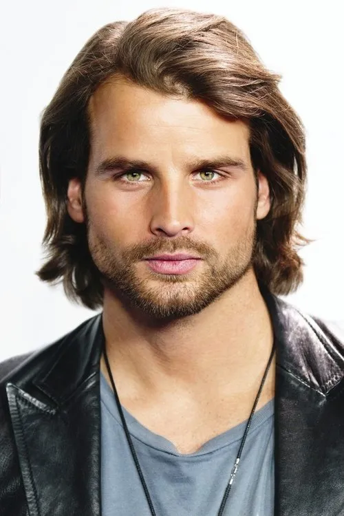 Patrick Nuo interpretando a Mickey Jones