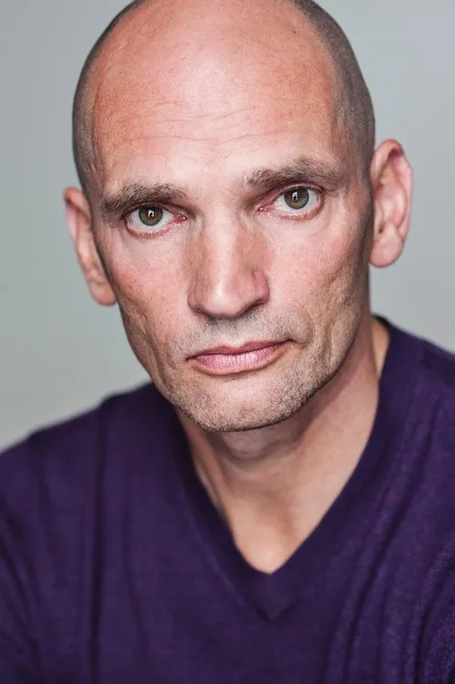 Patrick O'Kane interpretando a Friday Knight