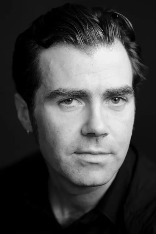 Patrick Ryan interpretando a