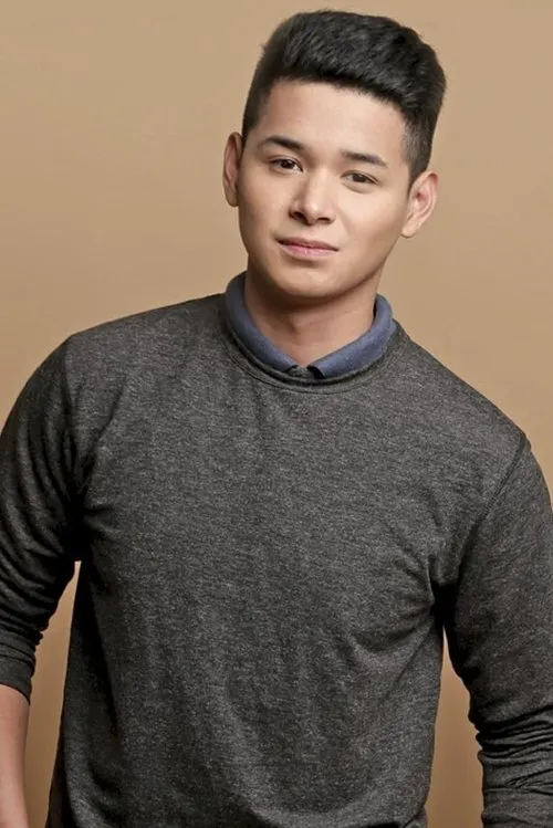 Patrick Sugui interpretando a Gab