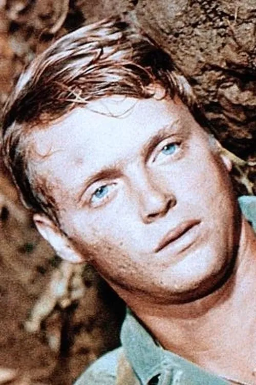 Patrick Wolfe interpretando a Pvt. Joseph Joshua Cliff