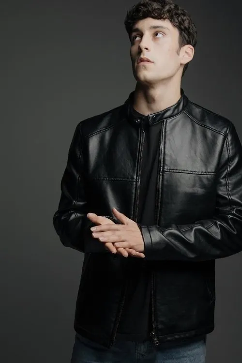 Pau Llordella Pinedo interpretando a Pau