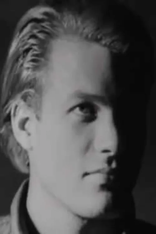 Paul America interpretando a Himself