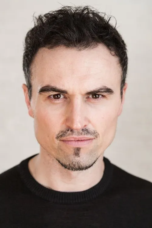 Paul Amos interpretando a Peyton