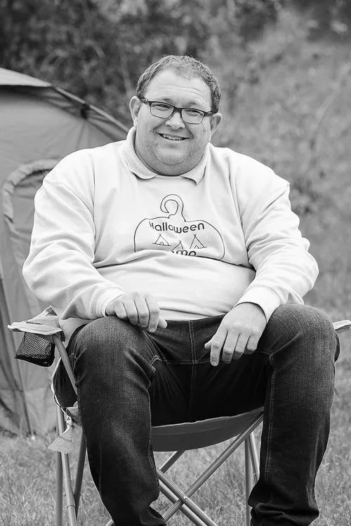 Paul Belsey interpretando a Dave