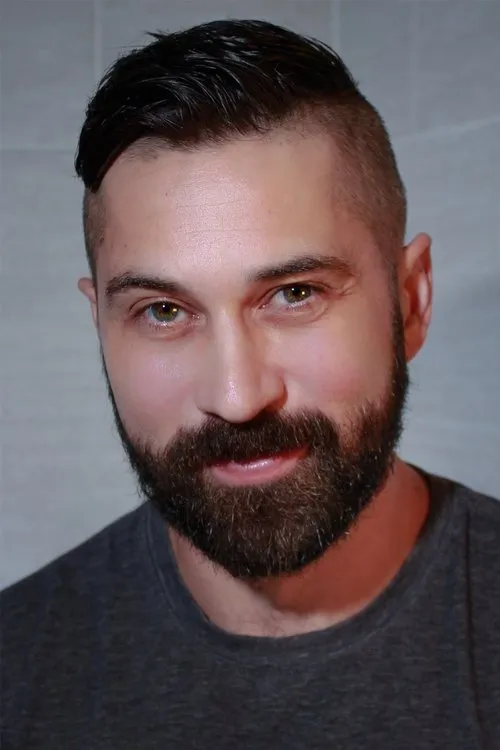 Paul Blain interpretando a Mr. Edward Hyde