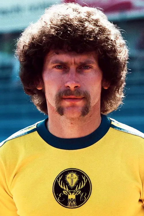 Paul Breitner interpretando a Bäsgen