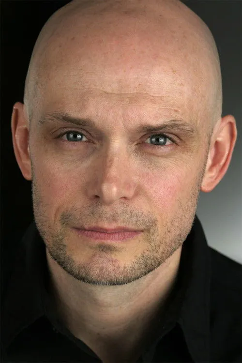 Paul C. Kelly interpretando a Larry