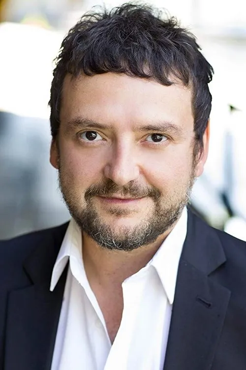 Paul Casar interpretando a 