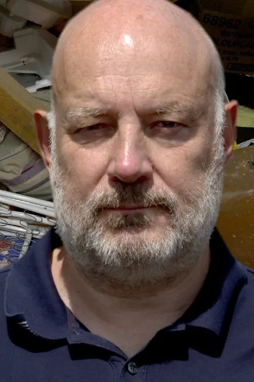 Paul Cooper interpretando a Martin Mucklowe