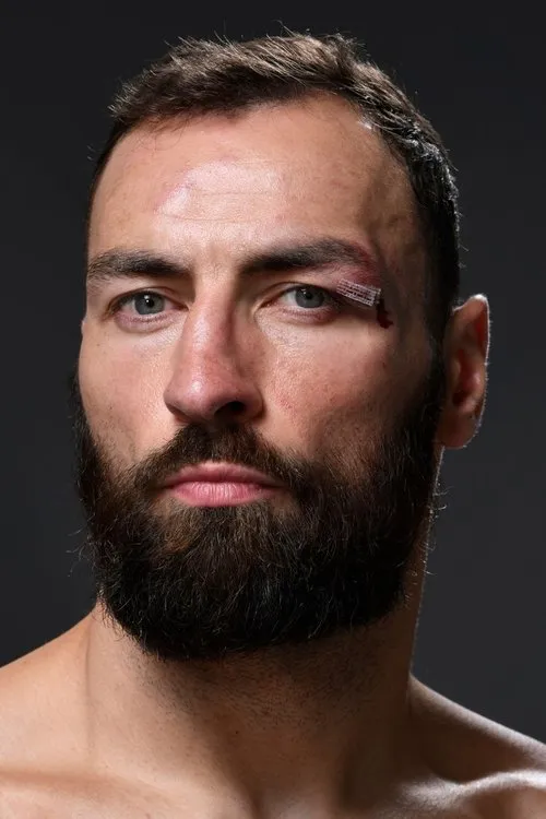 Paul Craig interpretando a Self