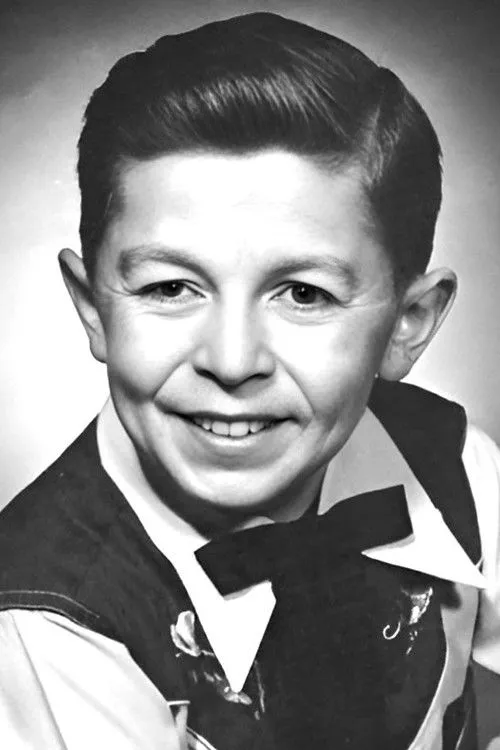 Paul Dale interpretando a Harry Musk