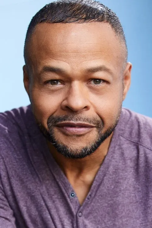 Paul Eric Jerome interpretando a Studio Executive