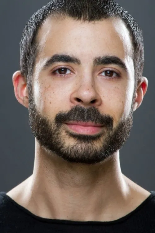 Paul Fears interpretando a Roommate