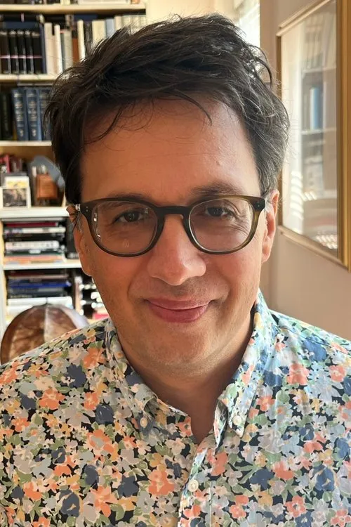 Paul Grimstad interpretando a Charles