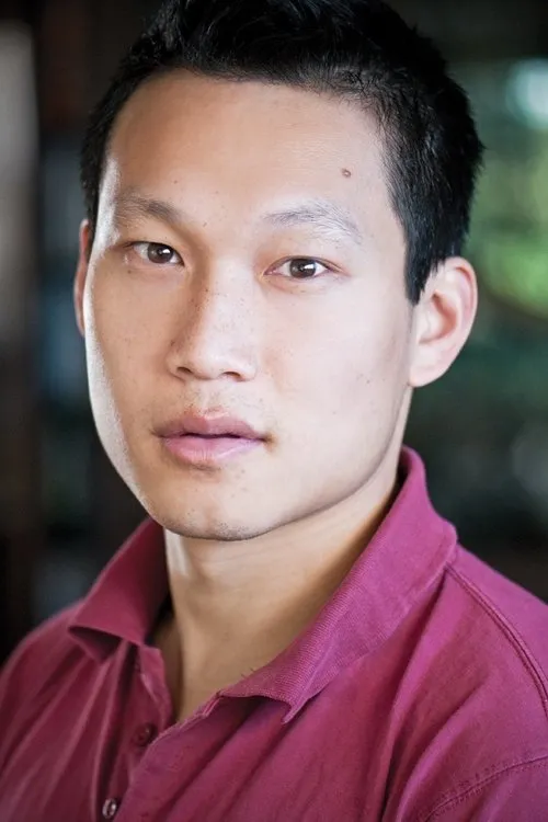 Paul He interpretando a Chancellor Hui