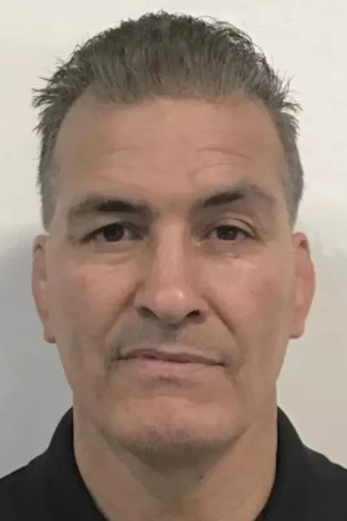 Paul Herrera interpretando a Self