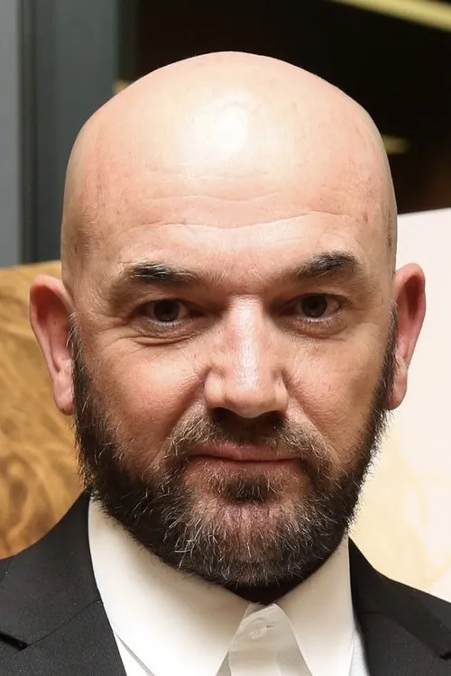 Paul Ireland interpretando a Benoit