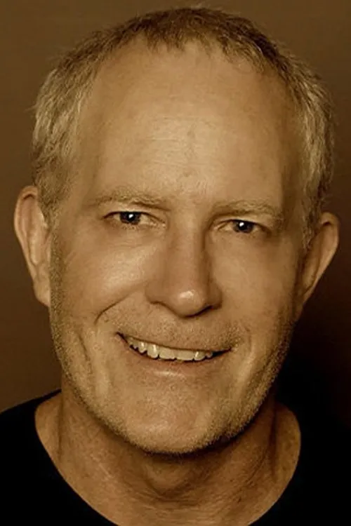 Paul Kelman interpretando a Simon