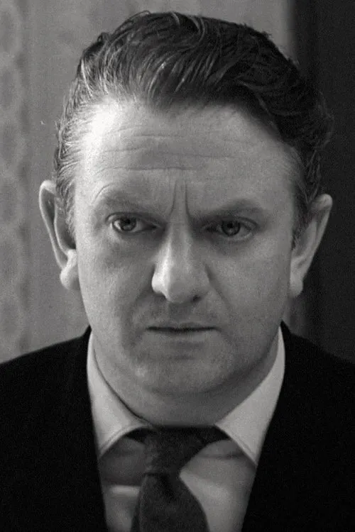 Paul Kermack interpretando a First Man