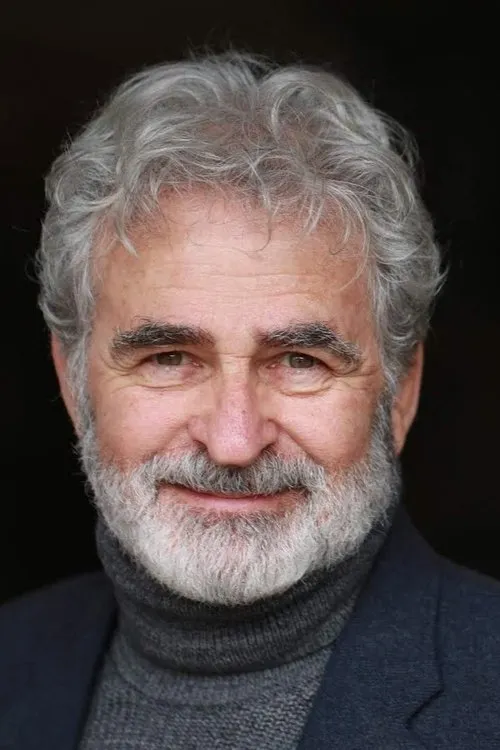 Paul Kreppel interpretando a Dr. Caplan