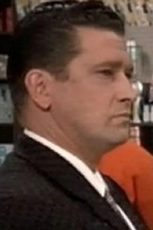 Paul Lees interpretando a Orville Smith