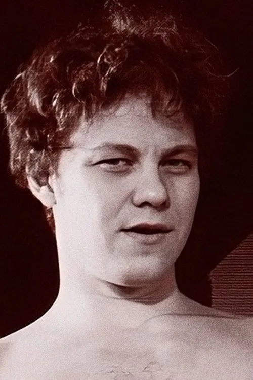 Paul Mackie interpretando a (segments